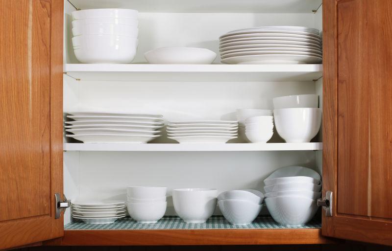 橡木柜厨房货架上的白碗碟