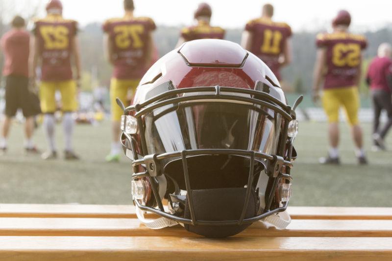 美式橄榄球在替补席和球队中的头盔