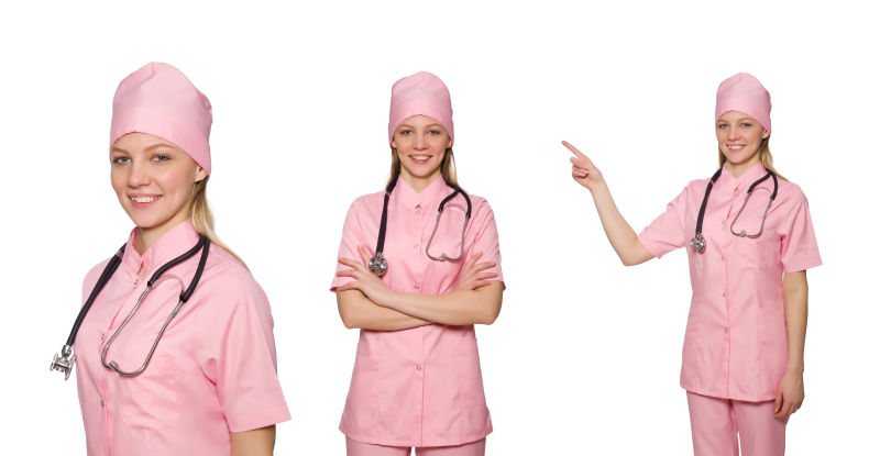 白色背景下戴着听诊器微笑着的女医生