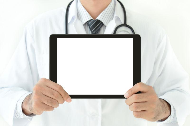 医生持空白屏幕平板电脑