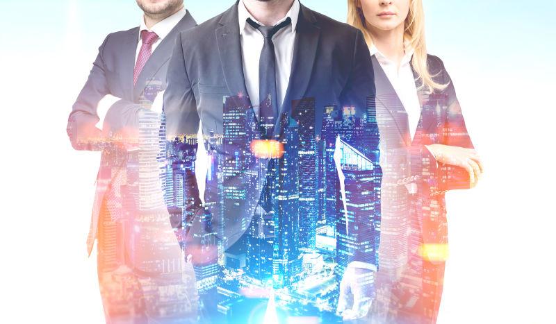 城市背景和三个商人的双重曝光