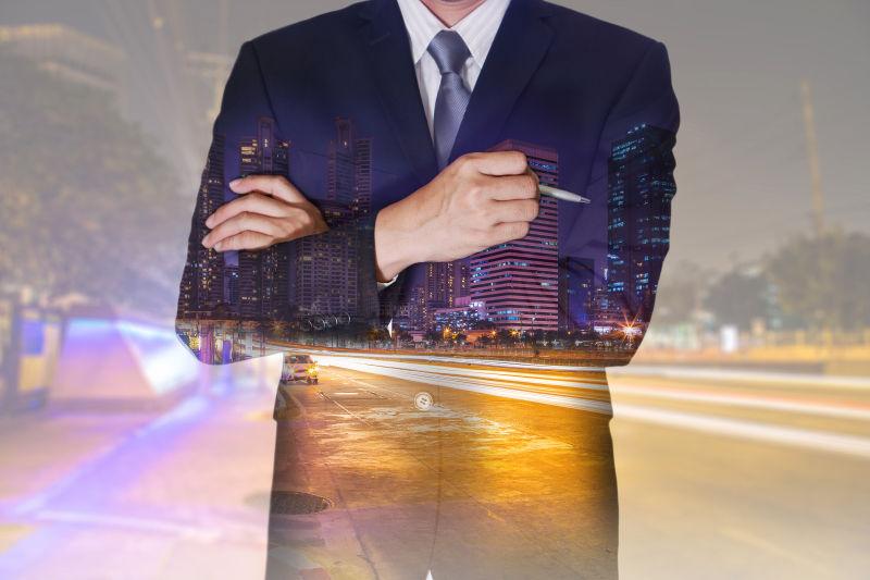 城市夜景和男商人的双重曝光