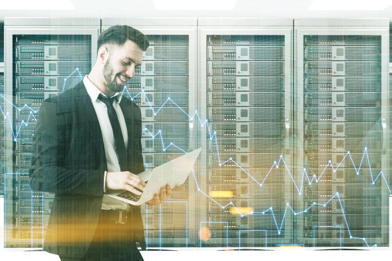 四个服务器数据分析和男商人的双重曝光