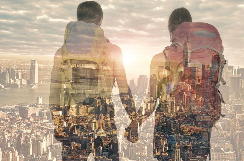 城市背景和旅游的夫妻的双重曝光