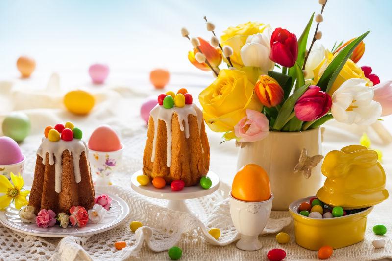 餐桌上的鲜花蛋糕和复活节彩蛋