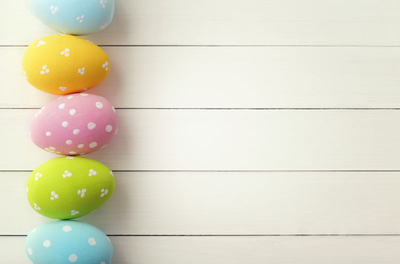 白色木桌上的整齐摆放的复活节彩蛋