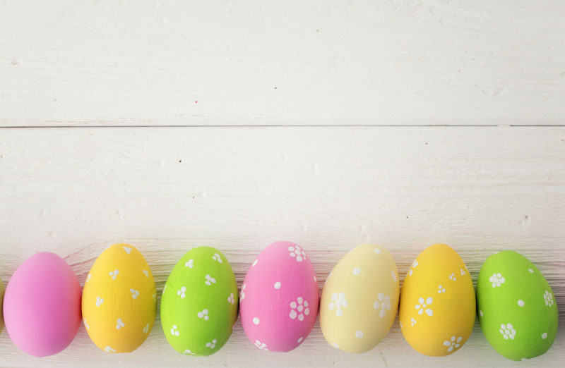 摆放在木桌上五颜六色的复活节彩蛋