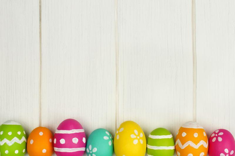 整齐排列在白色木桌边的复活节彩蛋
