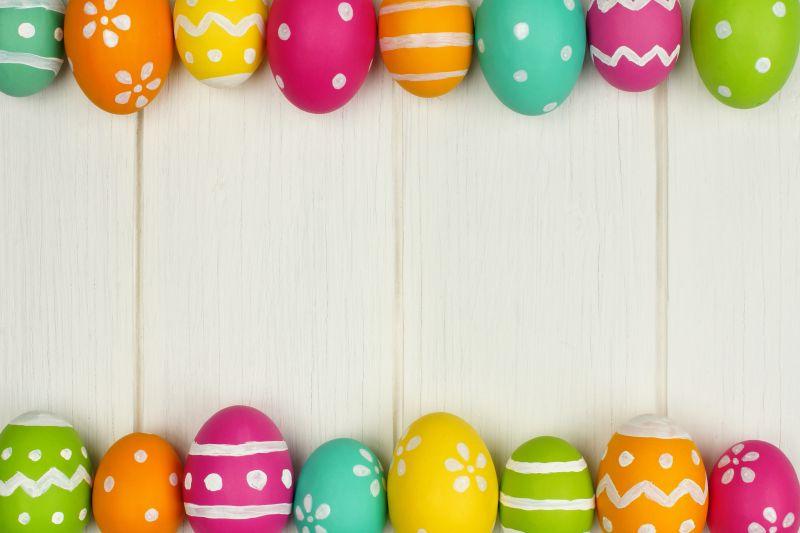 整齐排列在白色桌子两边的复活节彩蛋