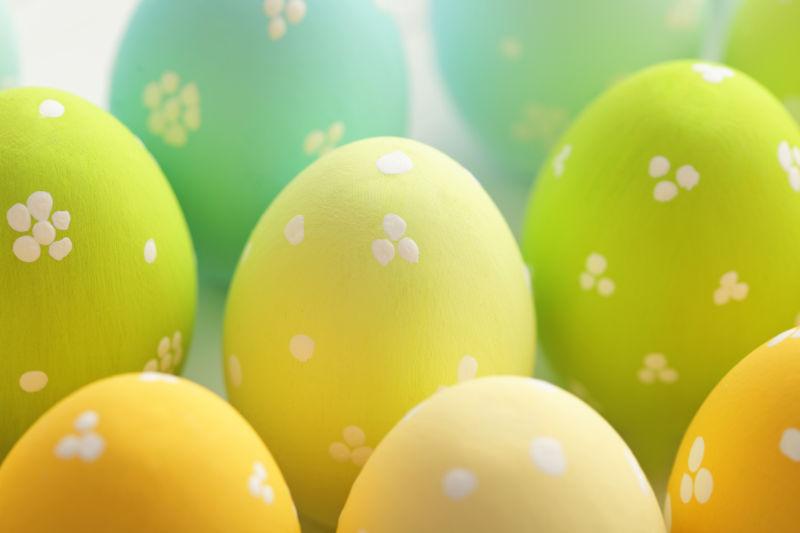 竖起来排列整齐的复活节彩蛋