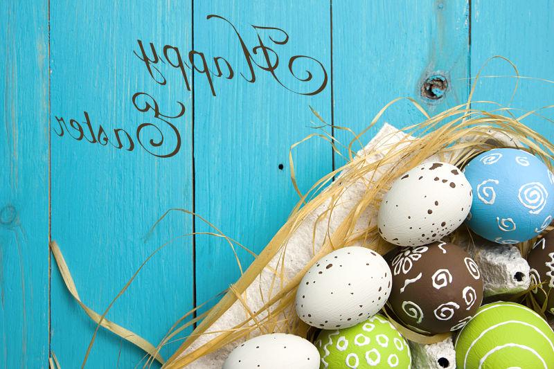 蓝色木板上的各种复活节彩蛋