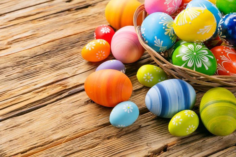 旧木板上的多彩复活节彩蛋