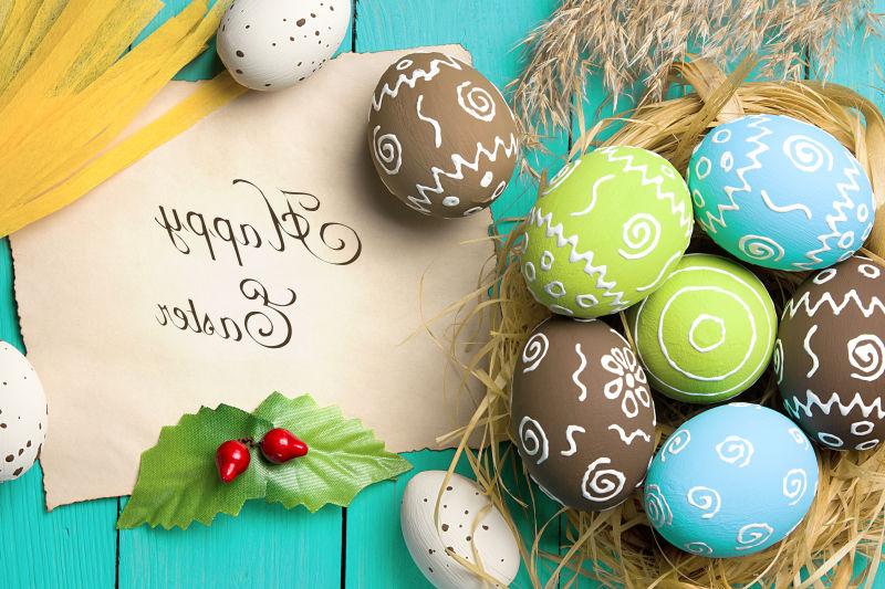 蓝色木板上的复活节彩蛋和贺卡