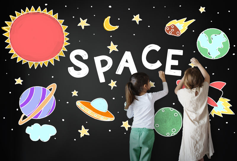 学生在黑板上画宇宙星空