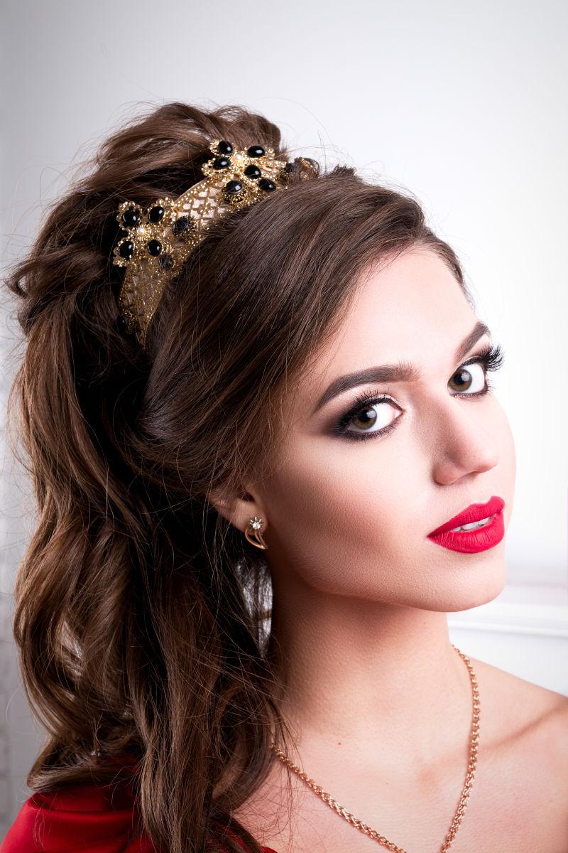 白色背景中带皇冠发饰的漂亮女人