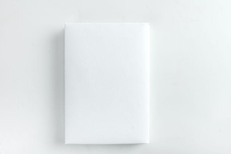一本白色的书籍