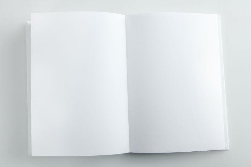 翻开的白色书本