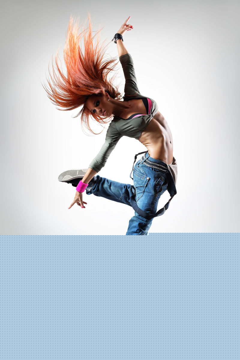 跳舞的美女甩起头发