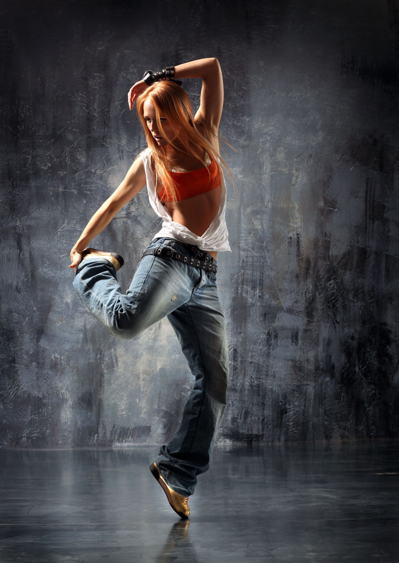 抬起脚的美女舞者