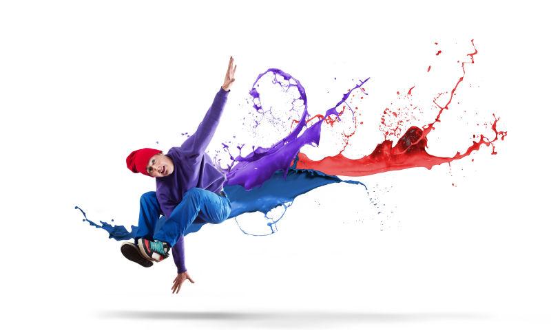年轻舞者和飞溅色彩的创意