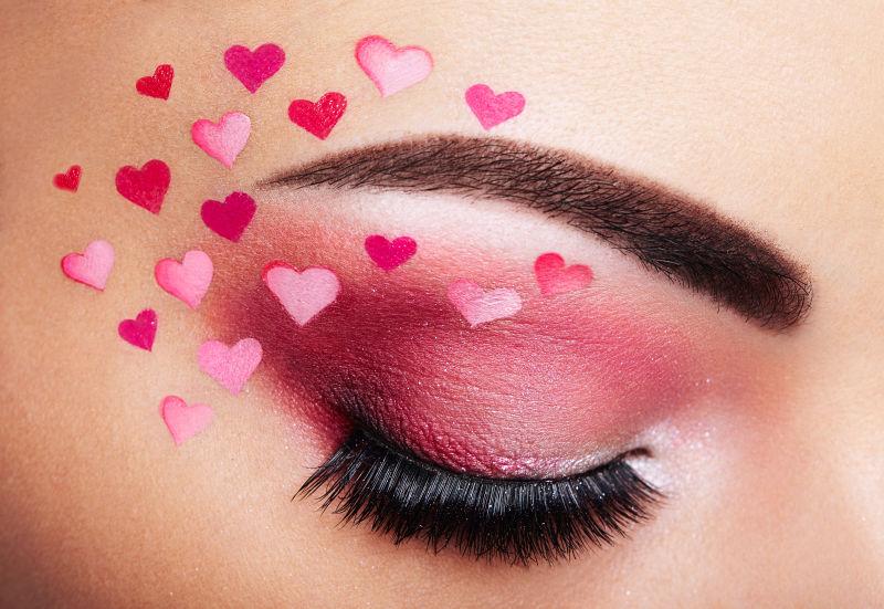 带着心眼睛化妆的女孩