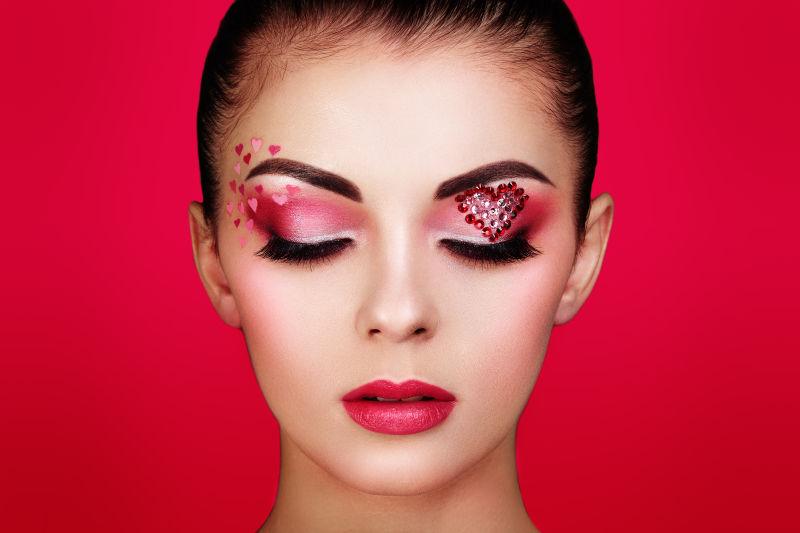 红色背景下的彩妆美女