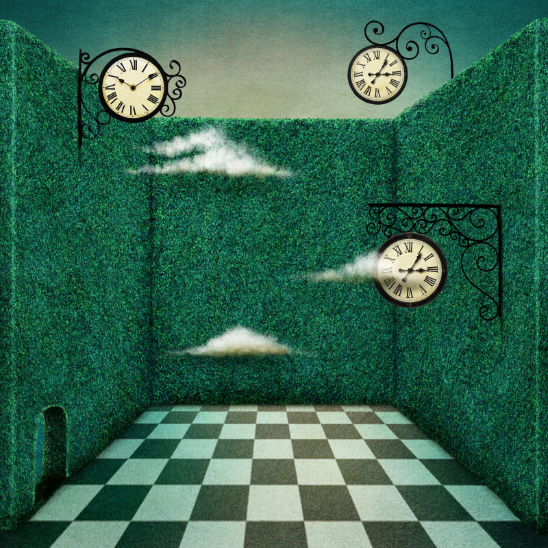 绿色墙壁上时钟