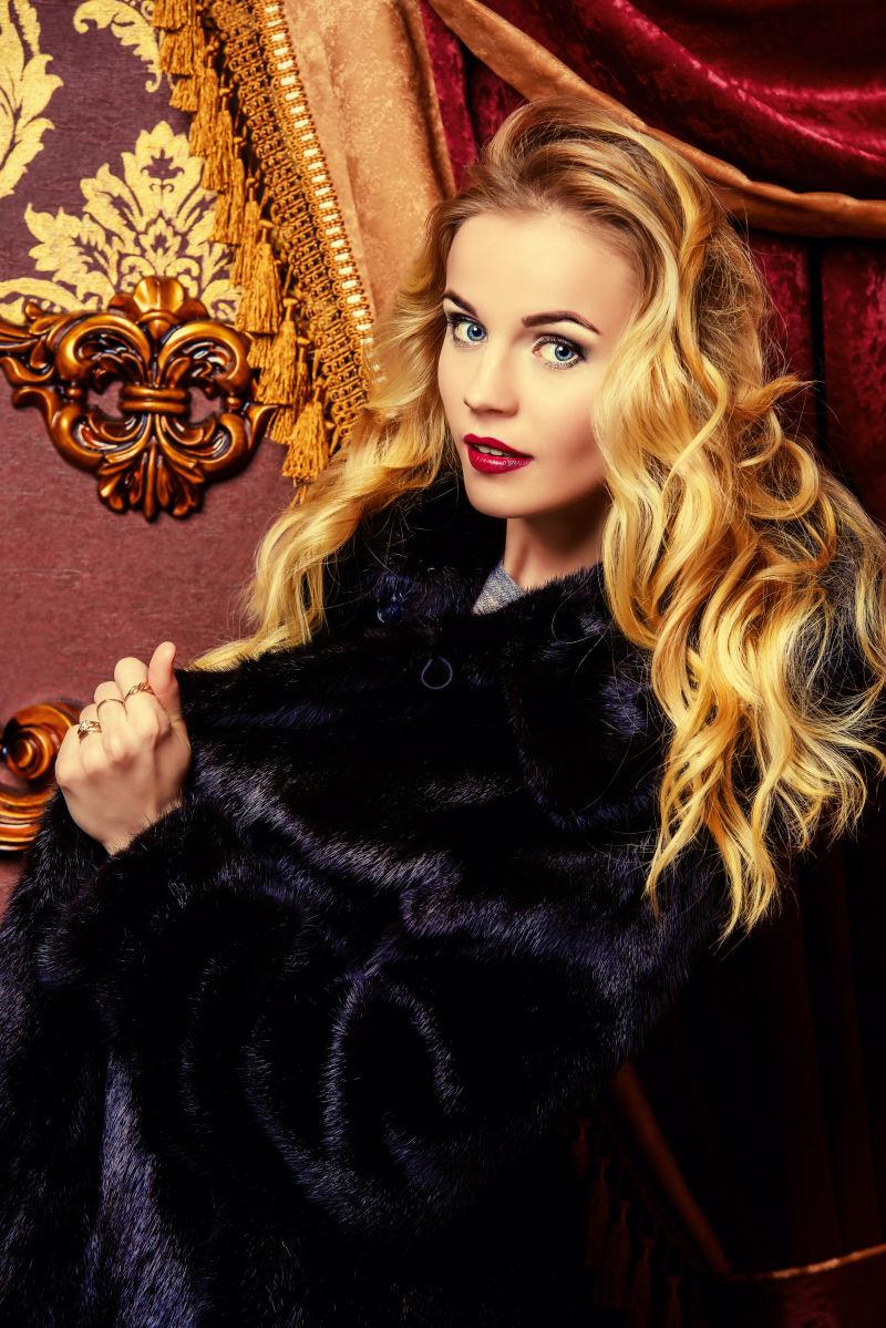 穿着裘皮大衣的外国美女