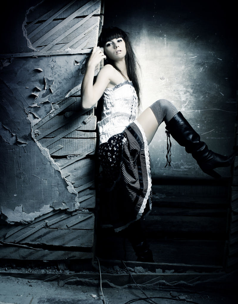 美女模特靠着木板的艺术摄影