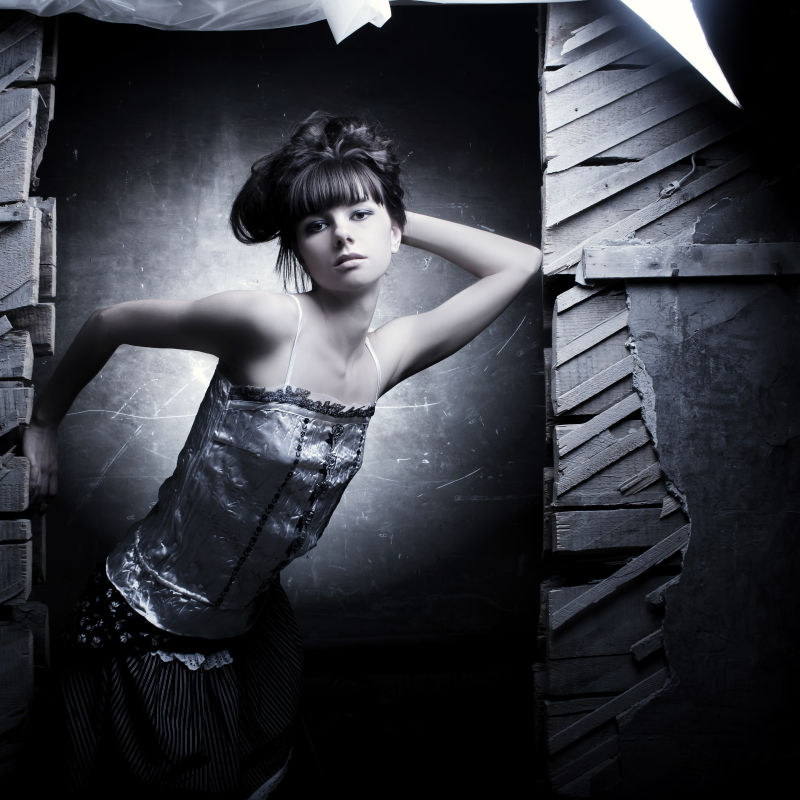 性感漂亮年轻美女靠着木板的摄影