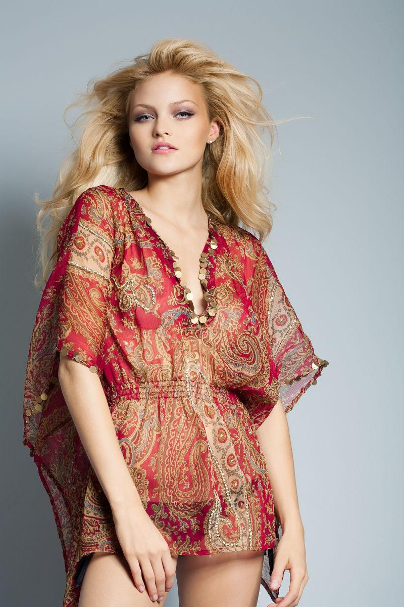 灰色背景下的性感金发美女模特