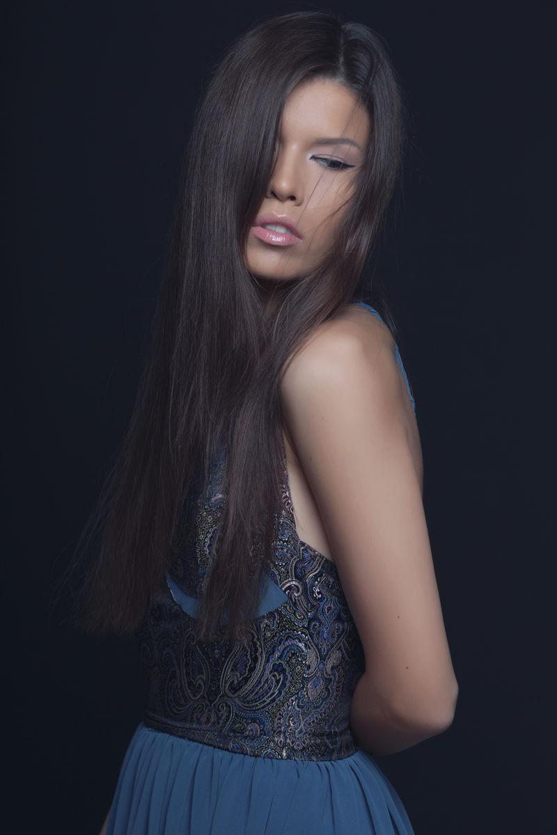 黑色背景下的优雅时尚的美女