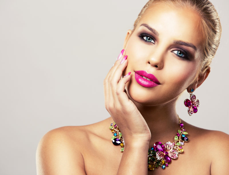 画着淡妆的金色头发美女