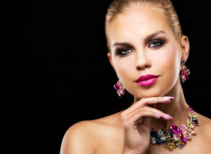 黑色背景前摆着姿势的美女