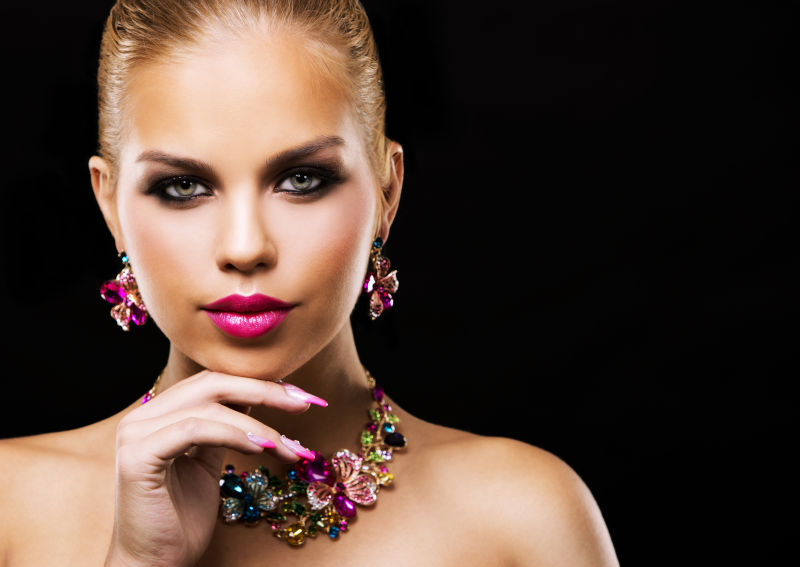 黑色背景前画着艳妆的美女