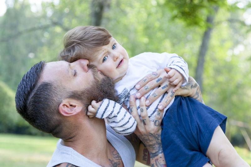 玩耍的父子亲吻儿子