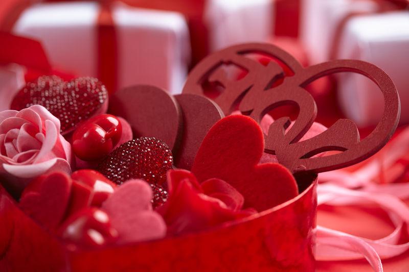 红色盒子里的情人节饰品