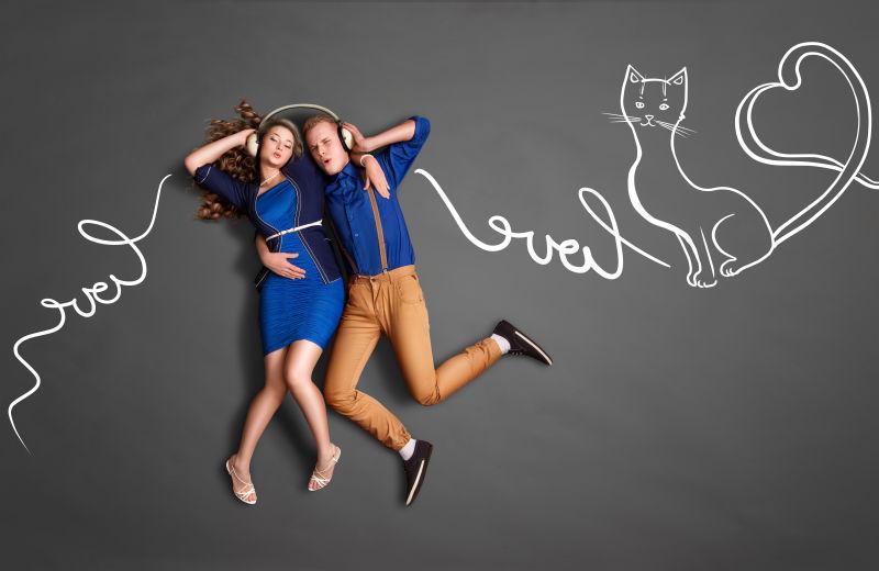 粉笔画背景中一对浪漫的夫妇听音乐