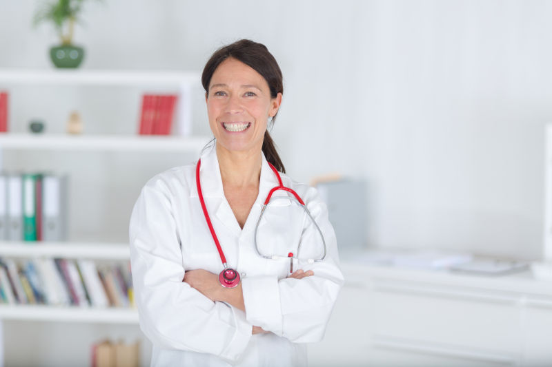 站着微笑的医生