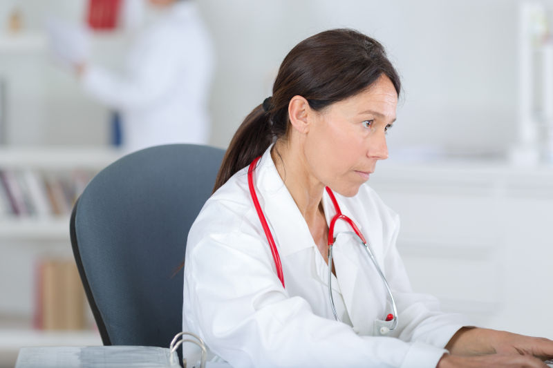 正在工作中的医生