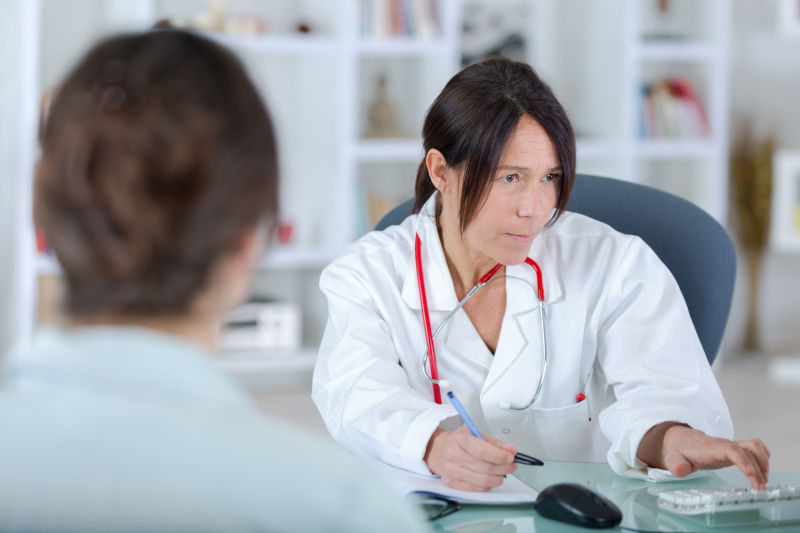 认真查询资料的医生