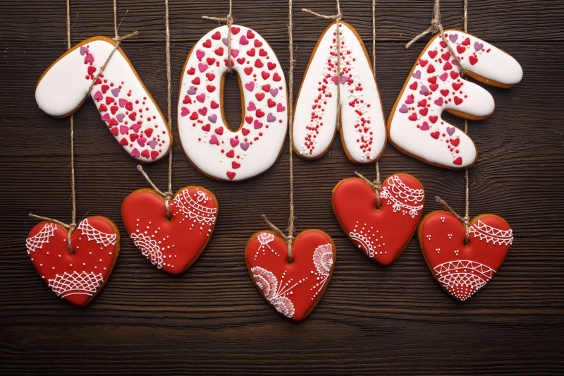 木制的背景下为情人节制作丝带