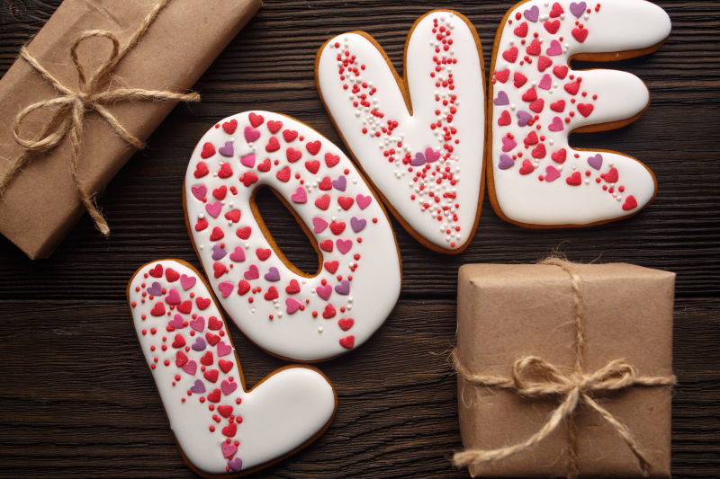 木制背景下情人节的礼物和盒子