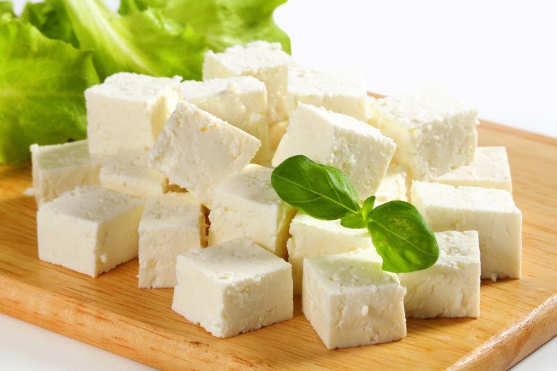 砧板上的羊奶干酪立方体