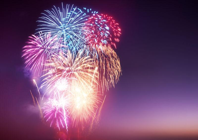 在夜空中盛开的五彩缤纷的烟花