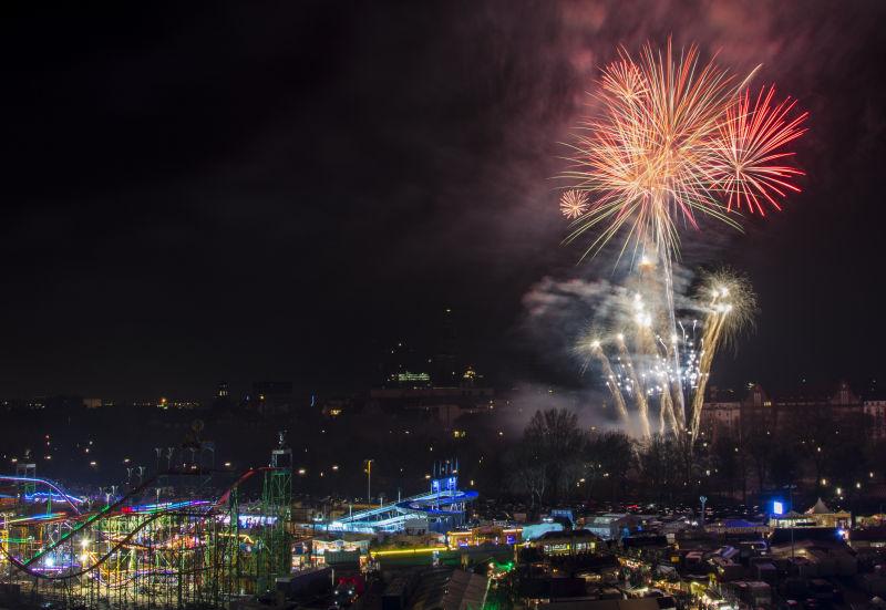 美丽的城市夜景上空绽放的美丽的烟花