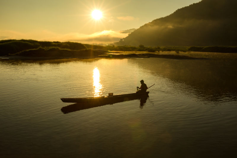 黄昏下捕鱼的渔夫