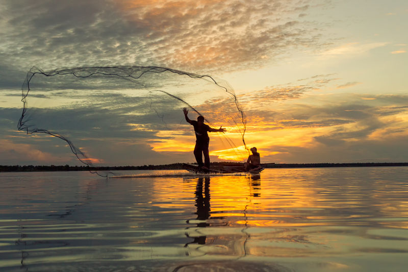 清晨渔夫打鱼的图片图片