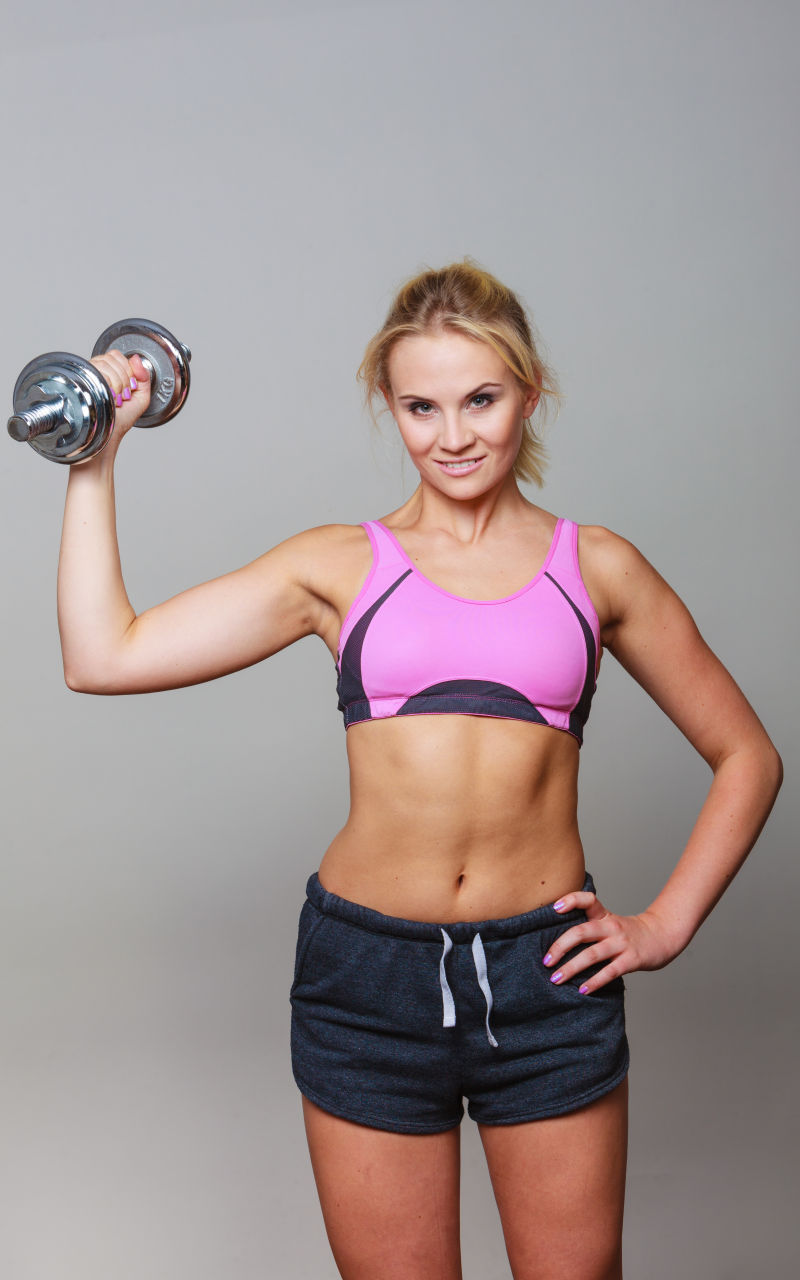 举着哑铃健身运动的美女