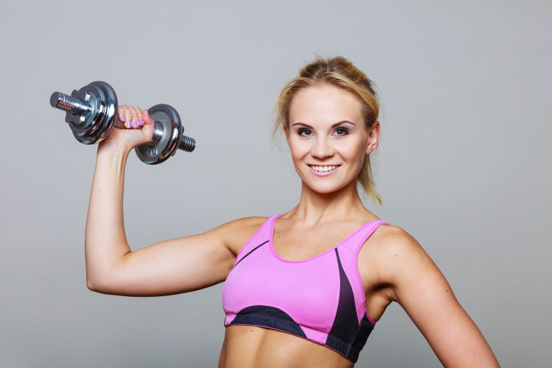 举着哑铃锻炼肌肉的美女